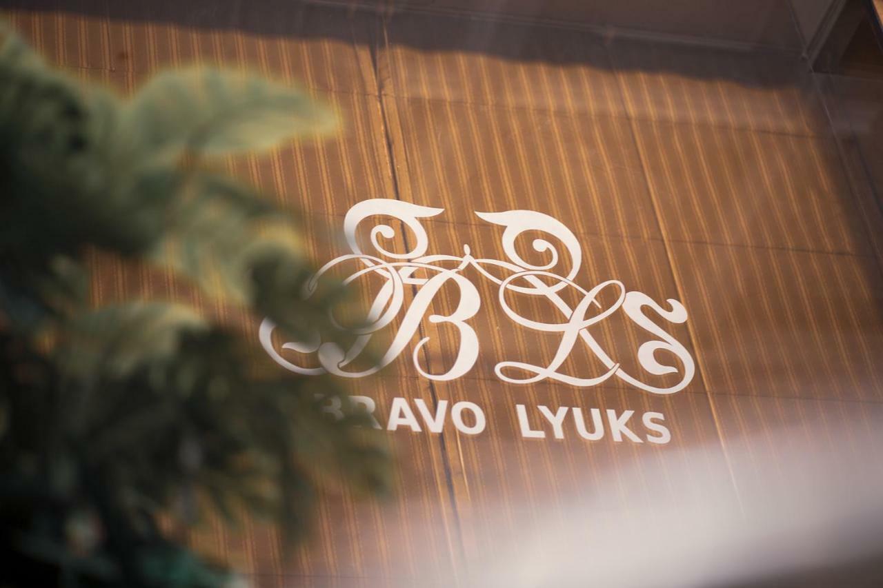 Bravolyuks Hotel Urgench Esterno foto